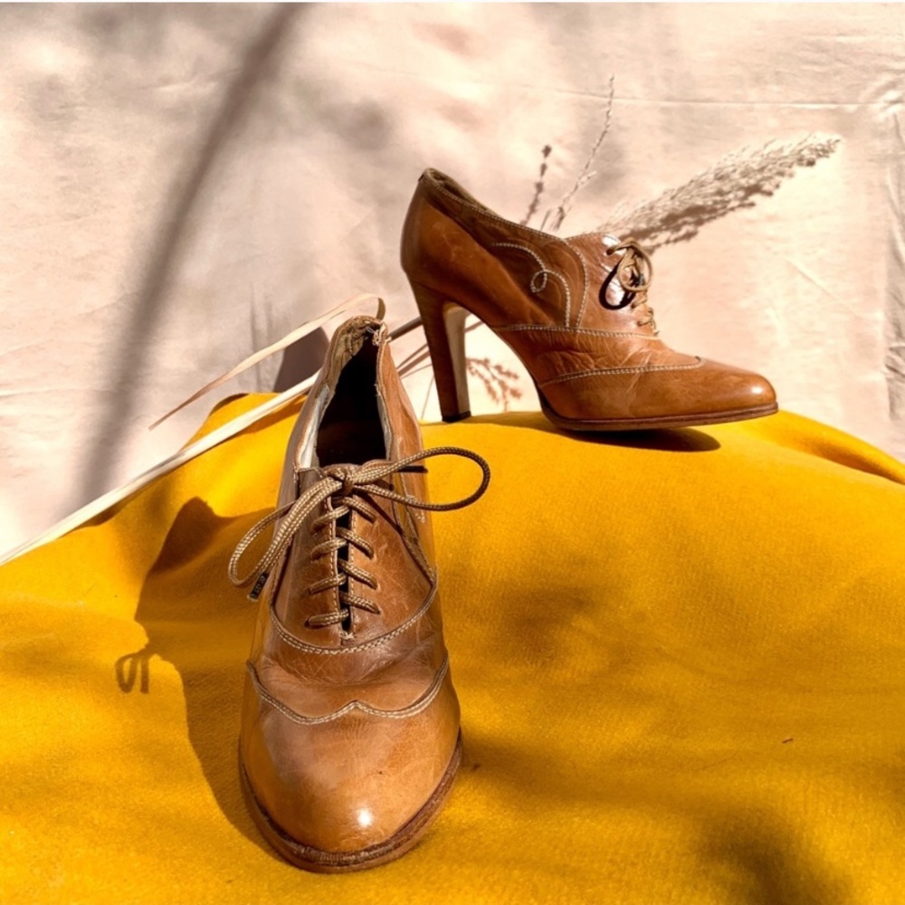 Vintage Caramel Lace Up Oxford Heels